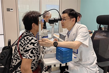 劉真為患者檢查眼部情況。重慶普瑞眼科醫院供圖