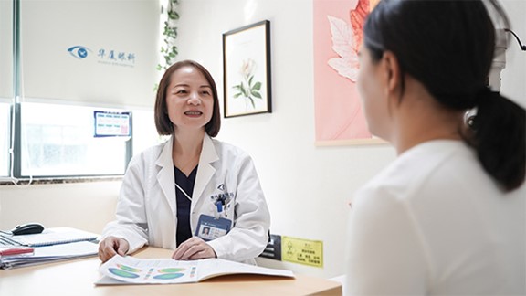 汪紅為患者檢查眼部情況。重慶華廈眼科醫院供圖