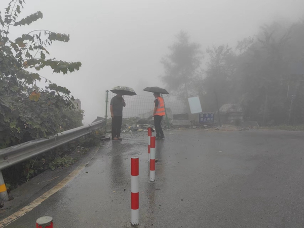 《日常檢查》。9月30日，巫山縣銅鼓鎮分管領導劉勇（左一）和駐守地質工程師王忠凌到青松村大拐滑坡開展日常巡查。夏鑫偉攝