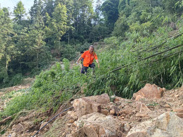 《地災搶險》。7月11日夜間至12日凌晨，彭水縣普子鎮遭遇短時強降雨，引發多處山洪災害。205地質隊黨委書記張天貴第一時間趕赴彭水縣普子鎮新坪村3組災害點開展應急處置調查。李建攝