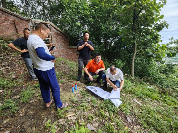 《尋脈問診》。6月21日 ,川東南勘察公司駐守地質工程師竹越（右二）、譚韜（右三）對合川區釣魚城街道石泉后山危巖隱患開展工程治理前期準備工作。袁少游攝