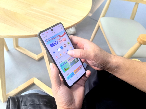 云谷社區居民登陸“永享家”小程序進行活動預約。徐雯瑄攝