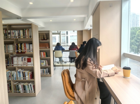 市民在云谷書屋借閱書籍。徐雯瑄攝