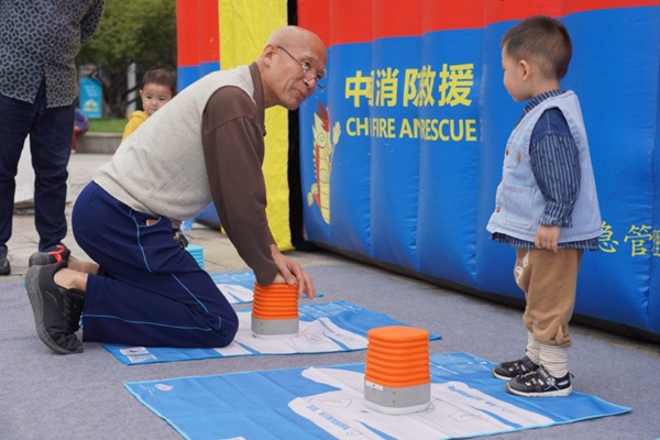 居民體驗心肺復蘇模擬器。重慶燃氣集團供圖