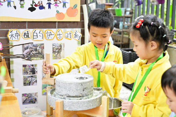 孩子們在“流動博物館”磨豆花。大渡口幼兒園供圖