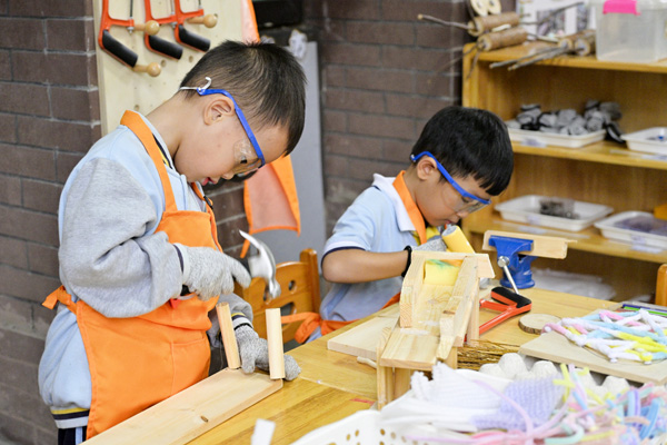 孩子們在“流動博物館”做木工。大渡口幼兒園供圖