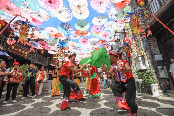 花燈戲演員洪安老街表演。胡程攝