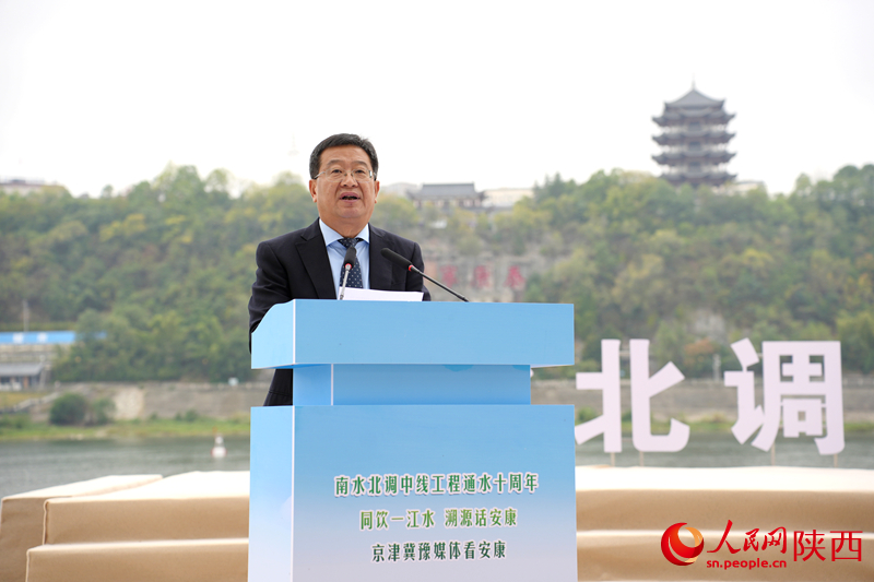 安康市副市長周康成介紹南水北調中線工程10年來安康的貢獻。人民網記者 李志強攝