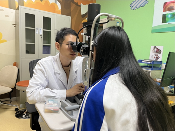 醫生正在進行眼部檢查。重慶愛爾兒童眼科醫院供圖