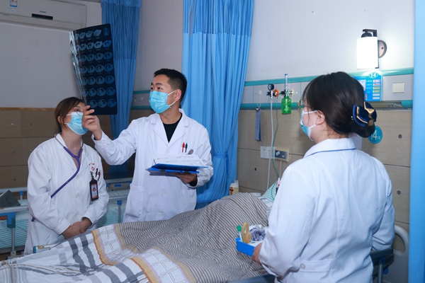 重慶市第十三人民醫院醫生在重慶市第一社會福利院重陽節義診活動中進行查房。曾英豪攝