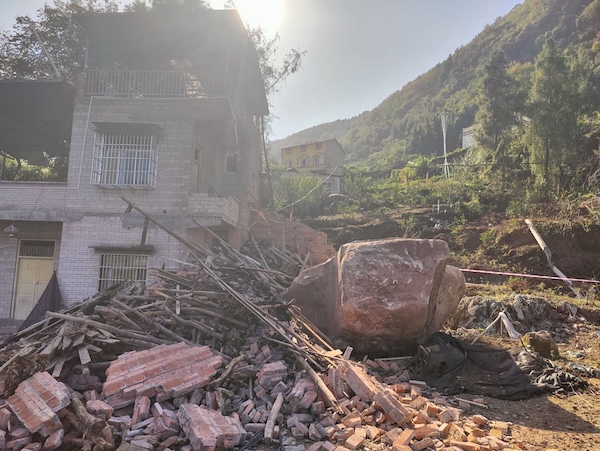 危巖崩塌造成房屋損壞。云陽縣規劃和自然資源局供圖