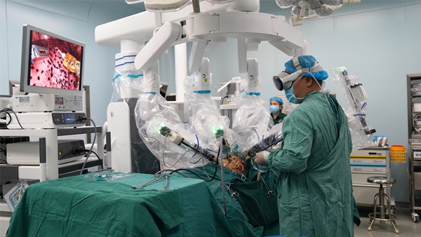 醫生運用空間計算技術聯合機器人為患者進行胸外科手術。重慶醫科大學附屬大學城醫院供圖
