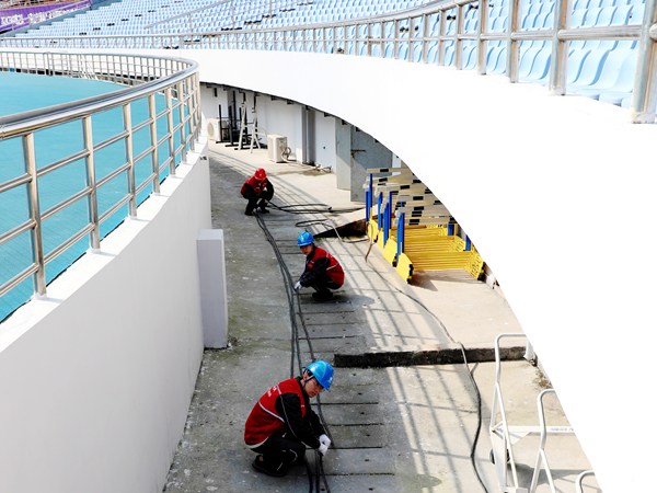 電力員工將電源車接入配電房。國網重慶永川供電公司供圖