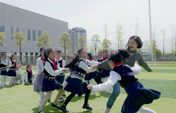 楊君玲和學生一起做游戲。受訪者供圖