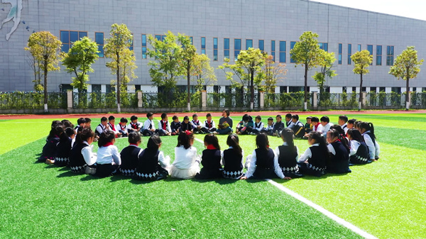 楊君玲給學生講繪本故事。受訪者供圖