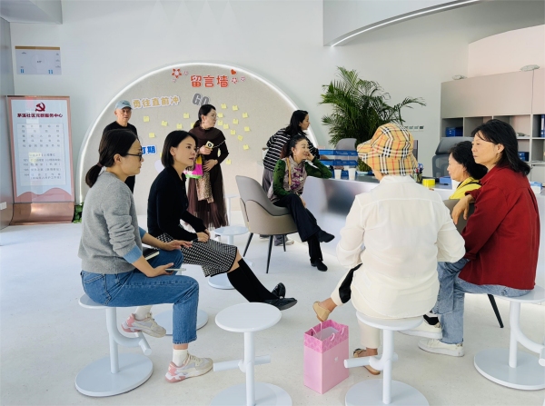 茅溪社區黨總支書記與居民交流。寸灘街道供圖