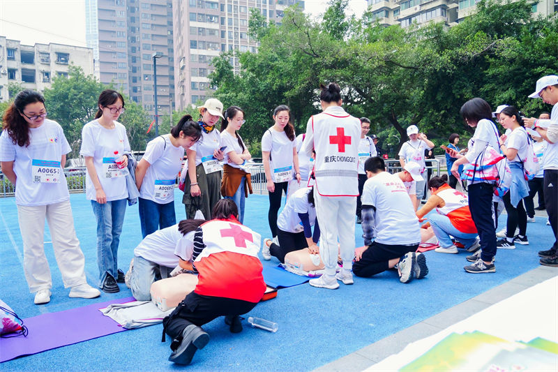 運動員則通過知識科普，了解心肺復蘇、海姆立克急救法等急救技巧