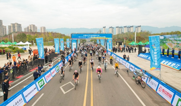 鳴槍開賽。龔長浩攝