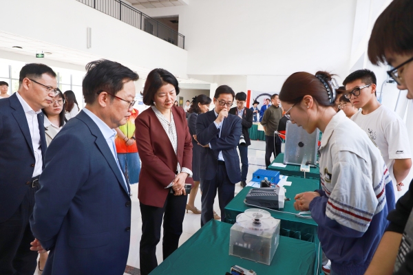 與會嘉賓參觀該校新時代人才培養成果展。重慶理工大學供圖