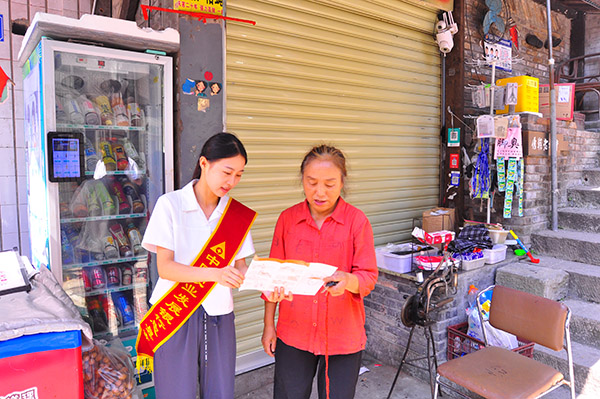工作人員走進社區開展宣傳。農發行重慶市分行供圖