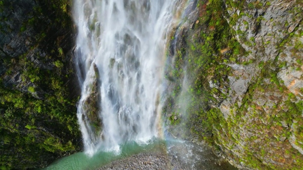秋日飛瀑點綴峽谷。熊威攝