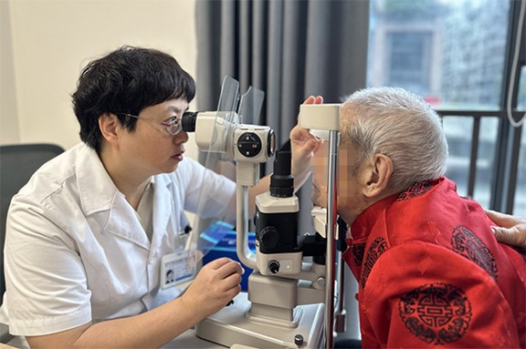 張曉城給老人做眼部檢查。重慶南坪愛爾眼科醫院供圖