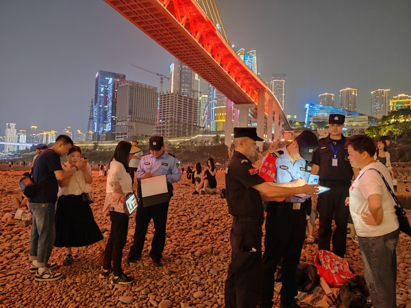 護航“江灘公園”秩序。江北區委宣傳部供圖