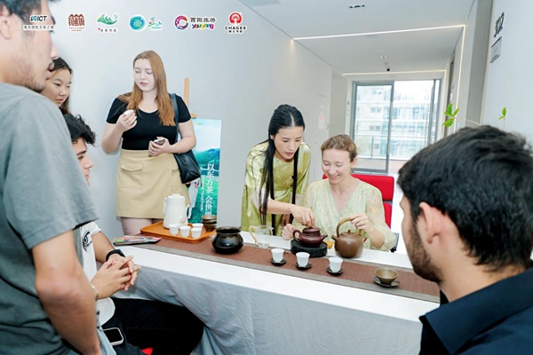 國際學生學習中國茶文化。主辦方供圖