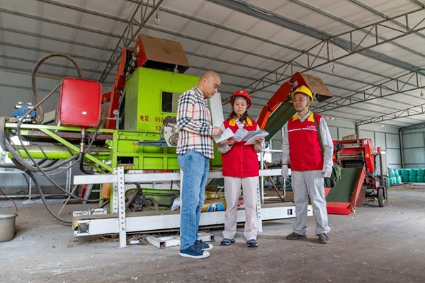 電力員工調研用電需求。國網重慶永川供電公司供圖