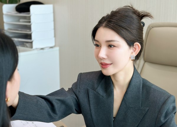 賀睿琳求美者面診。重慶諾美欣悅（媛頌）醫療美容供圖