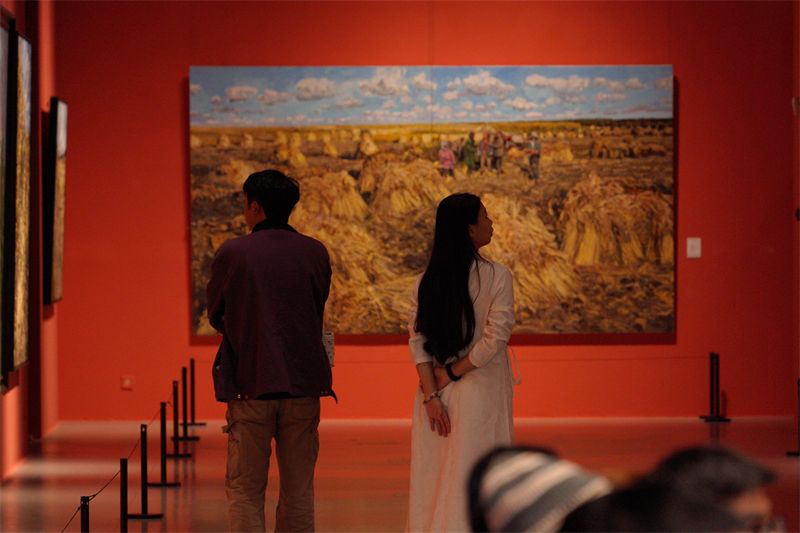 “風拂大地”王建國油畫作品展在重慶美術館開展。