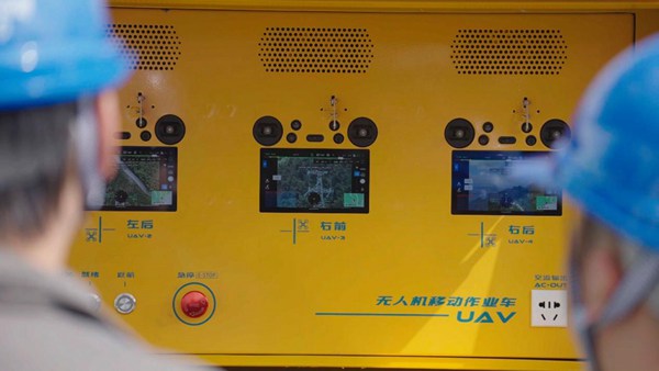 國網重慶永川供電公司員工操作“一車四機”巡檢。國網重慶永川供電公司供圖