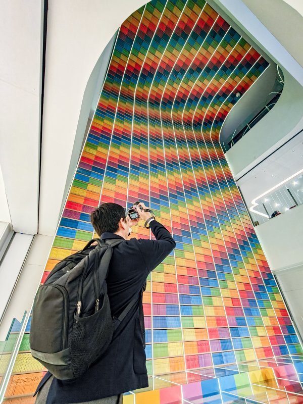 彩虹書墻吸引市民拍照打卡。曹鳴鷗攝