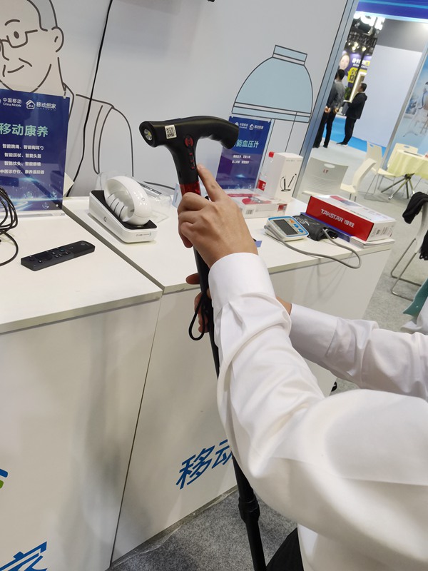 智能拐杖。張艷攝