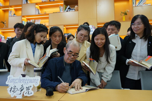 簽名贈書環節。主辦方供圖