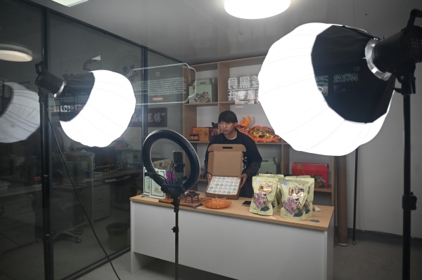 “食黑姜家”直播間。國網重慶市南供電公司供圖