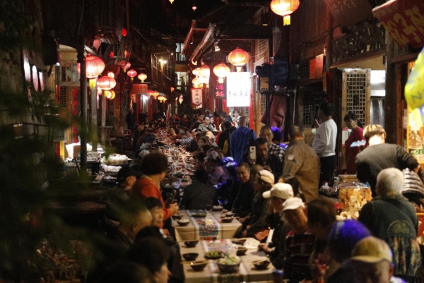 長桌宴。酉陽旅投供圖