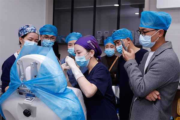 實操環節。重慶軍科整形美容醫院供圖