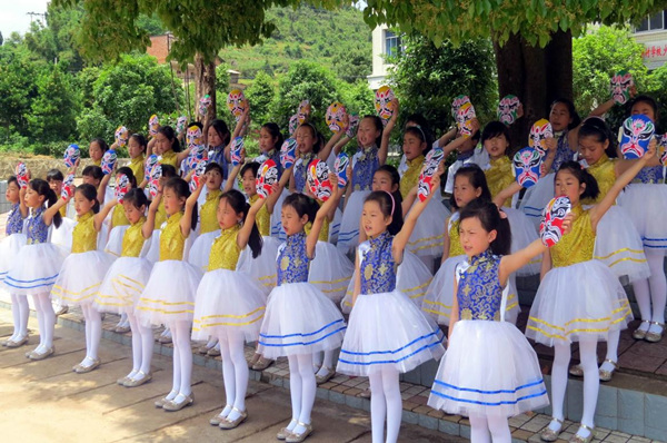 學生集體展示自己繪制的臉譜。受訪者供圖