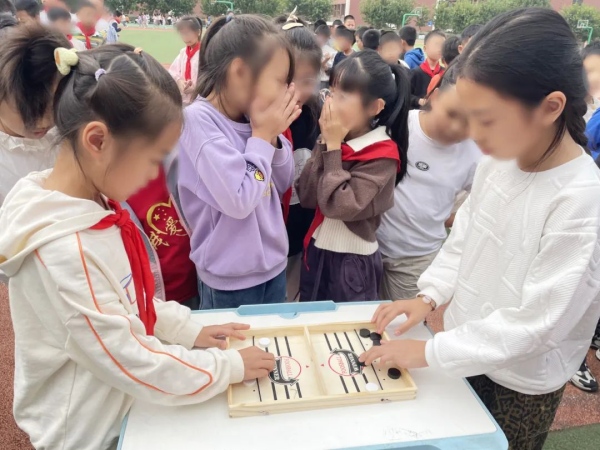 “彈彈棋比拼”活動現場。重慶小米熊兒童醫院供圖