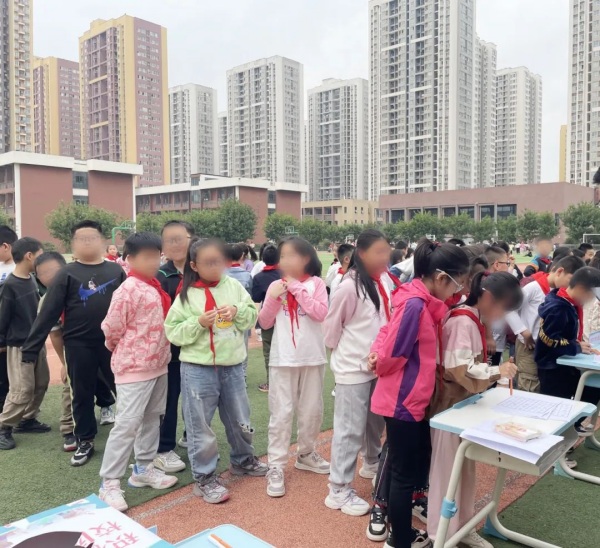 “舒爾特方格游戲”活動現場。重慶小米熊兒童醫院供圖