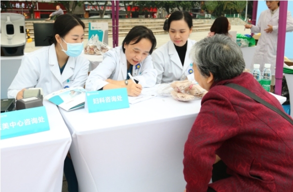 義診現場。重慶安琪兒婦產醫院供圖