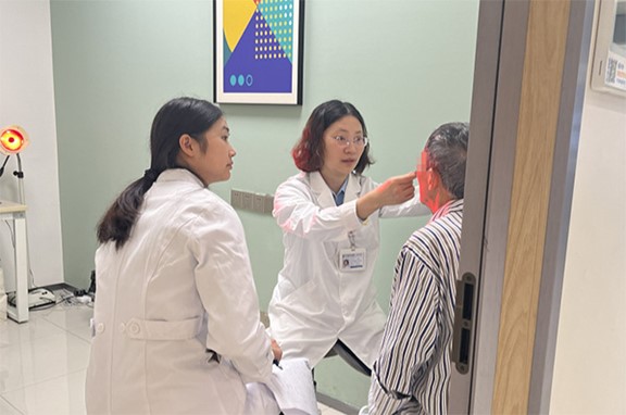 馮勝輝為患者檢查眼位。重慶南坪愛爾眼科醫院供圖