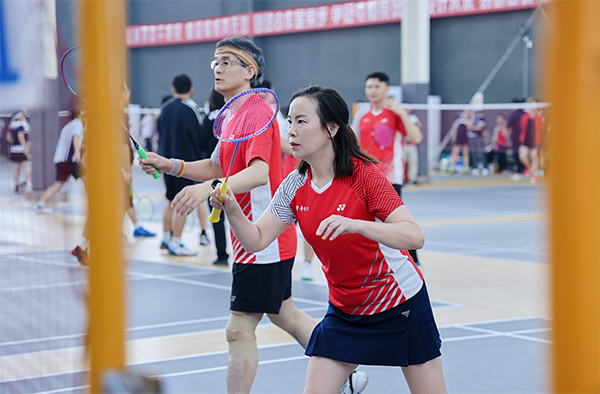 賽場上，參賽選手們精神飽滿、斗志昂揚。主辦方供圖