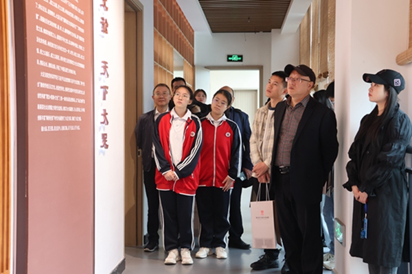 參觀參觀大足區人民法院法治文化陣地。大足區人民法院供圖