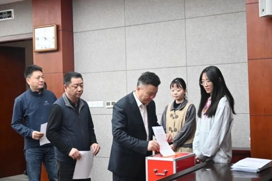 余勇（中）進行投票。重慶道格骨科醫院供圖