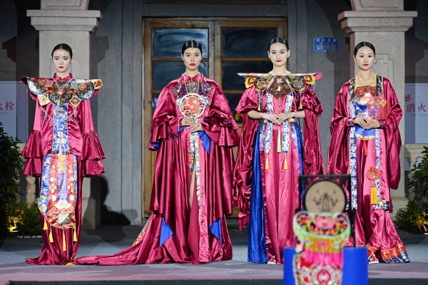 巴繡作品展示。巫溪縣文化旅游委供圖