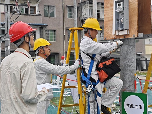 國網重慶永川供電公司員工開展團體農網技能訓練。國網重慶永川供電公司供圖