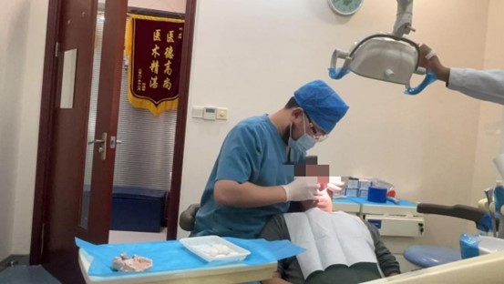 正畸操作現場。泰康拜博口腔供圖