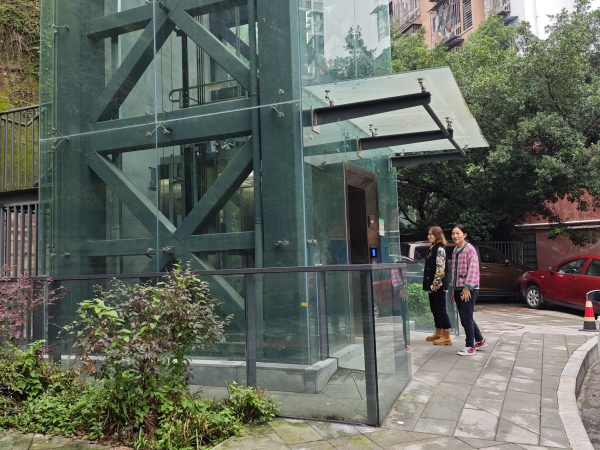 市民在等待電梯。龍山街道供圖